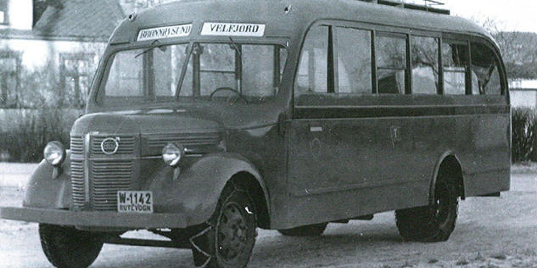 Svart hvit fotografi av en gammel buss
