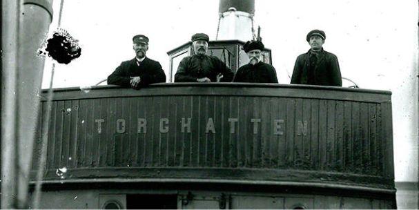 Portrett av fire menn ombord i skipet Torghatten.